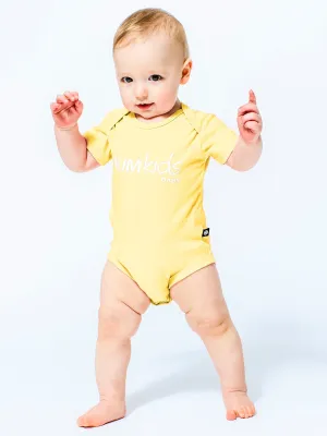 AUMkids HAPPY BABY SHORT SLEEVE ONESIE   BIB SET, YELLOW