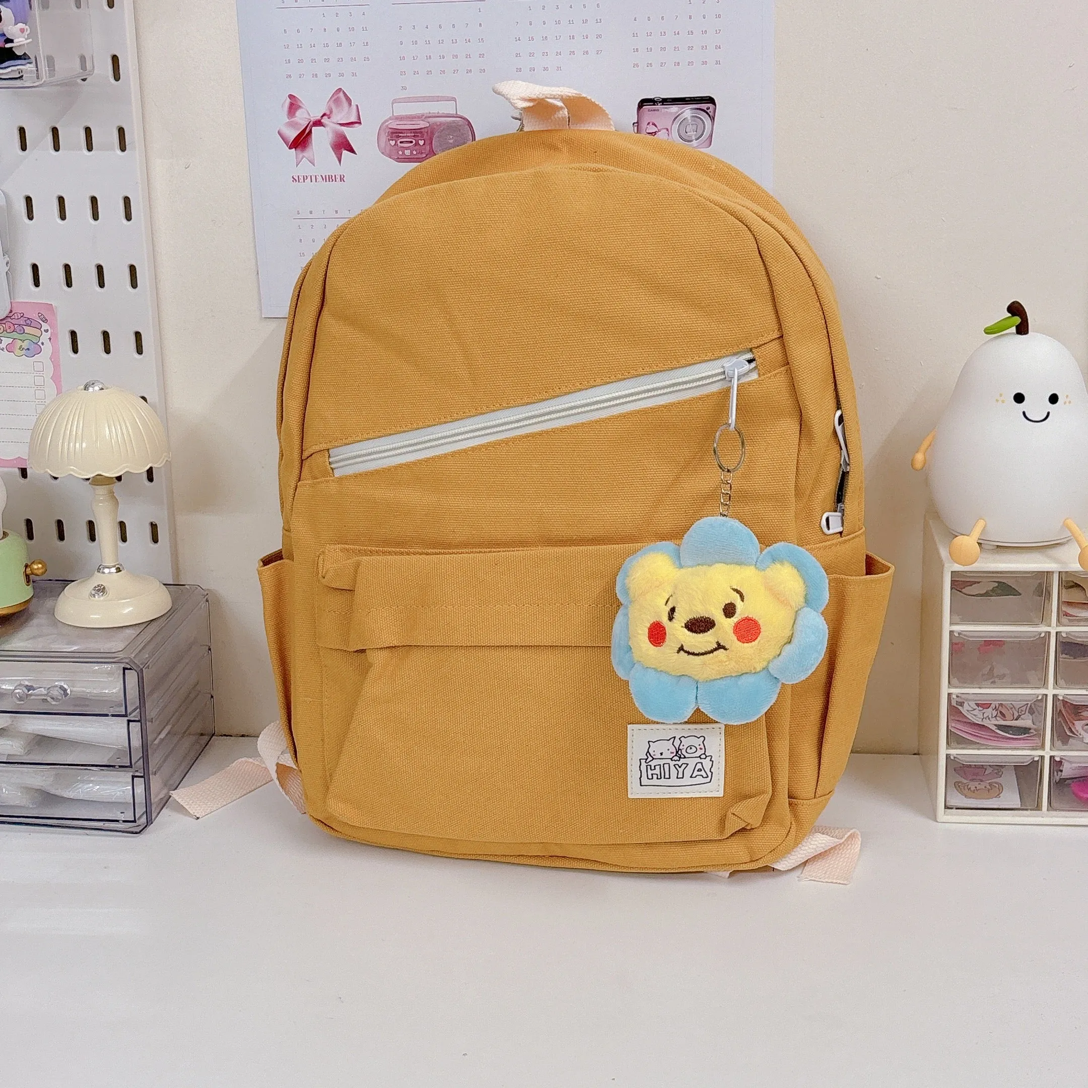 Vivi Minimal Daisy Backpack with plushie Keychain