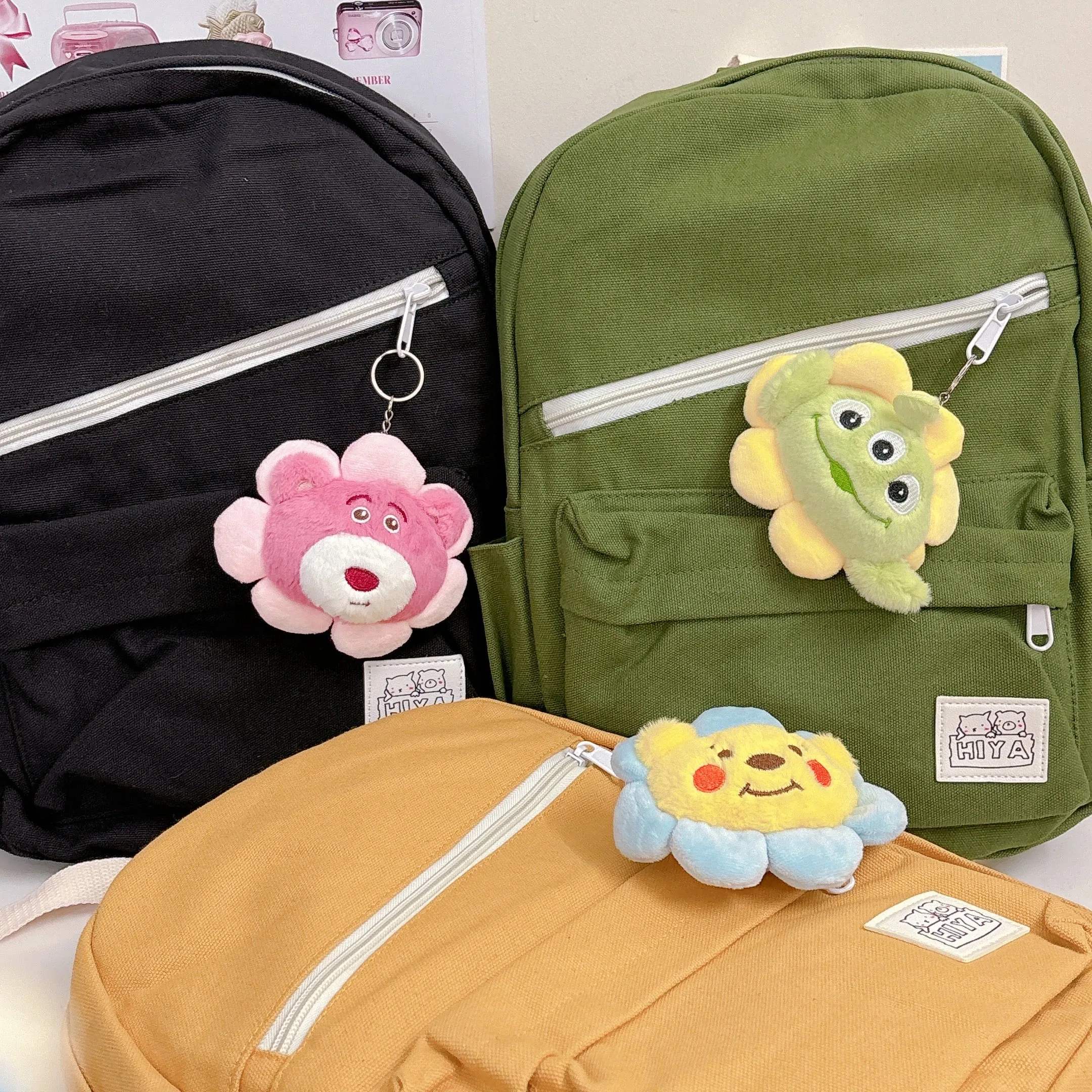 Vivi Minimal Daisy Backpack with plushie Keychain