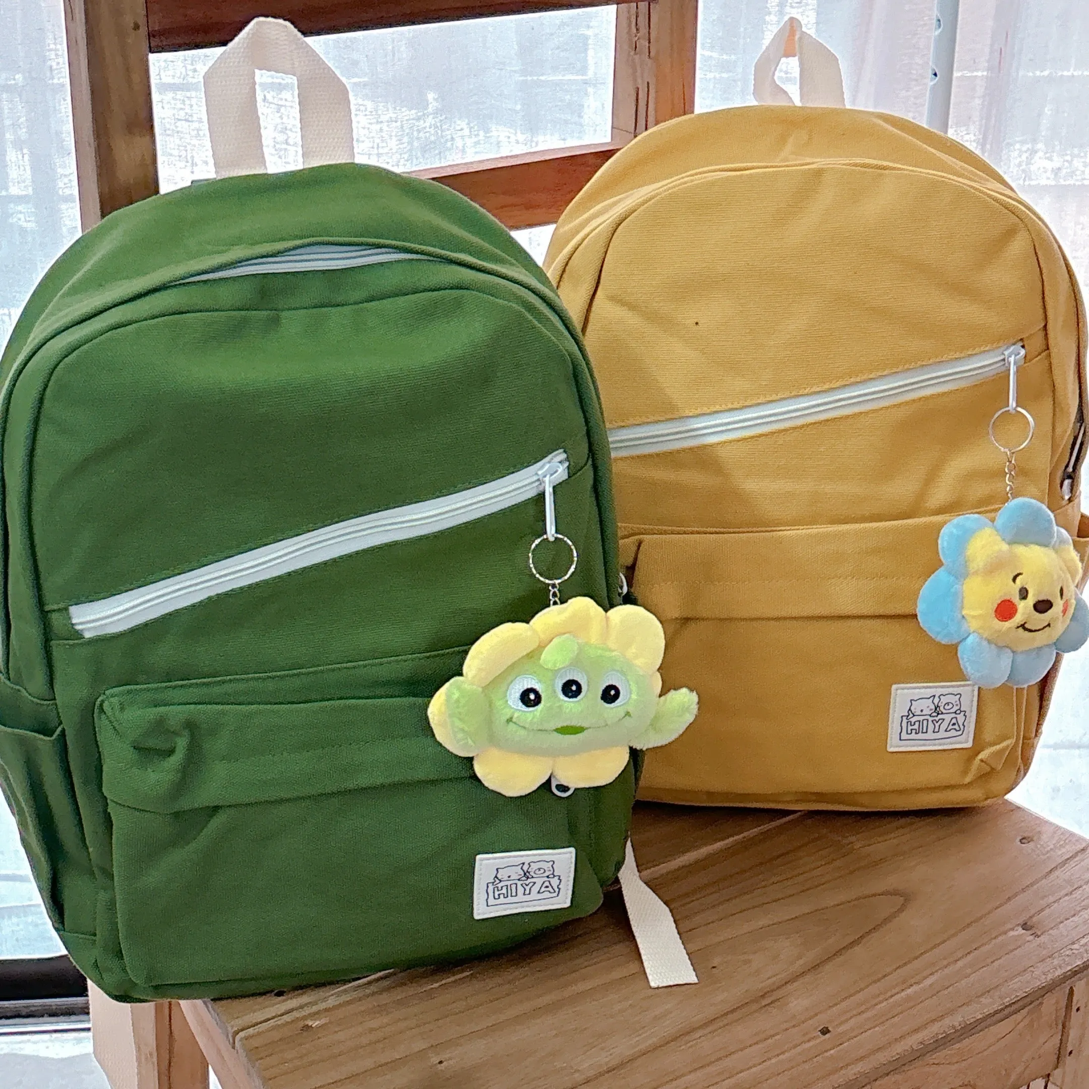 Vivi Minimal Daisy Backpack with plushie Keychain