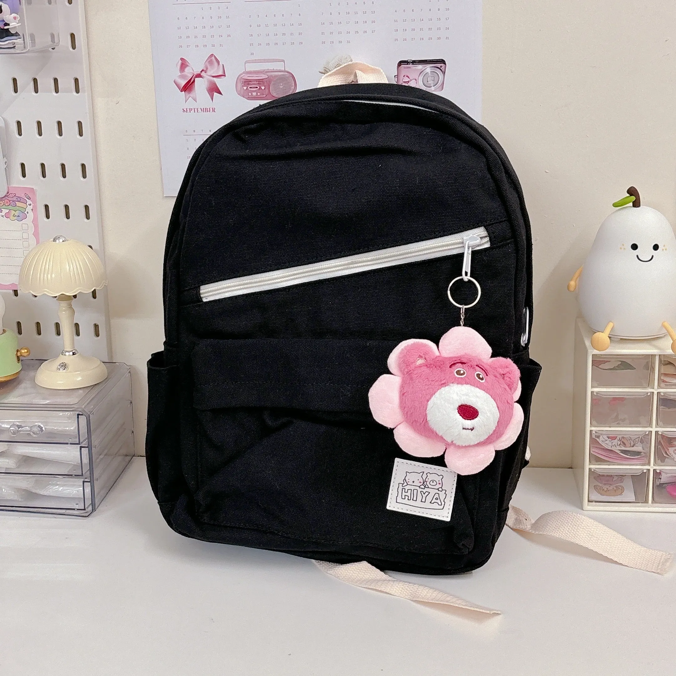 Vivi Minimal Daisy Backpack with plushie Keychain