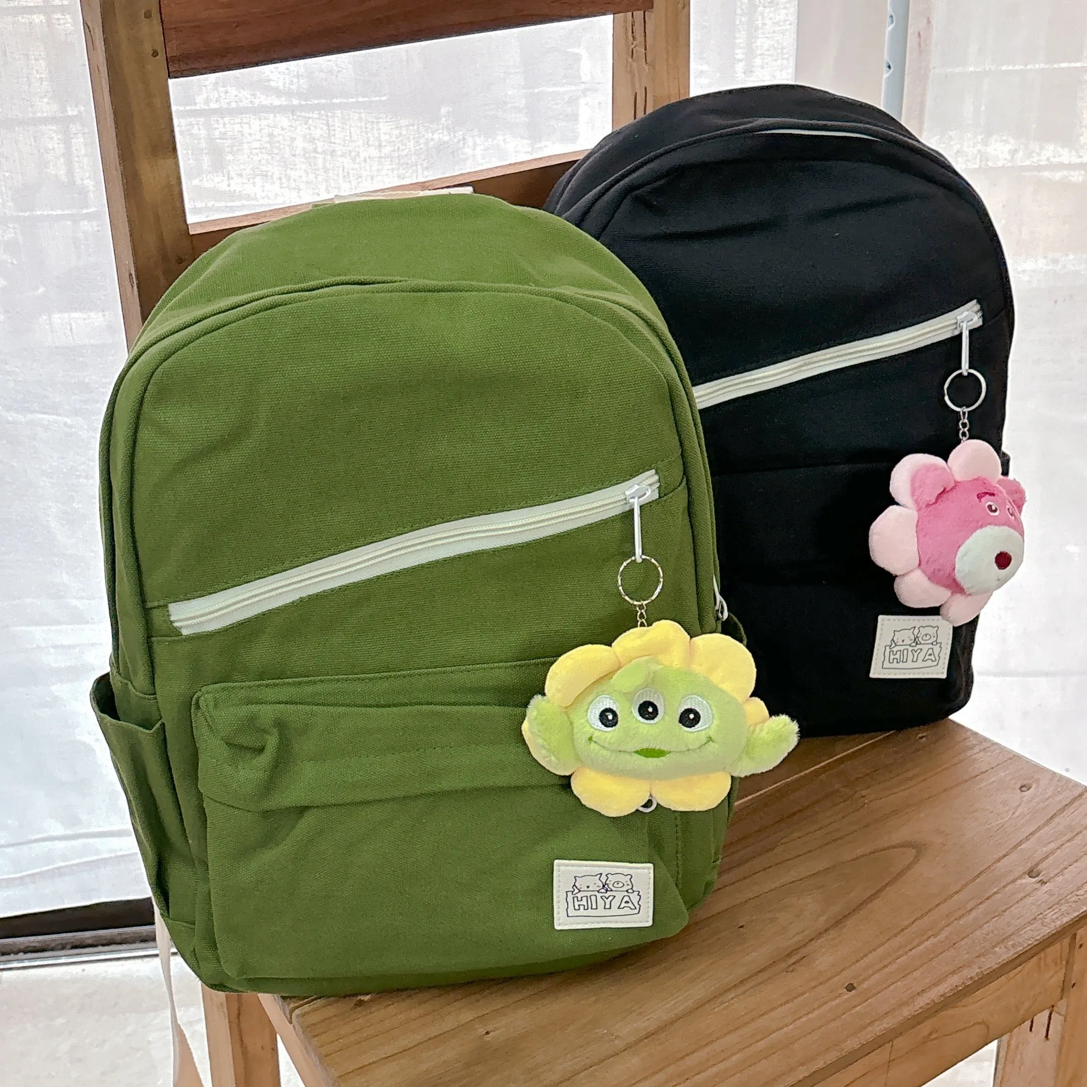Vivi Minimal Daisy Backpack with plushie Keychain